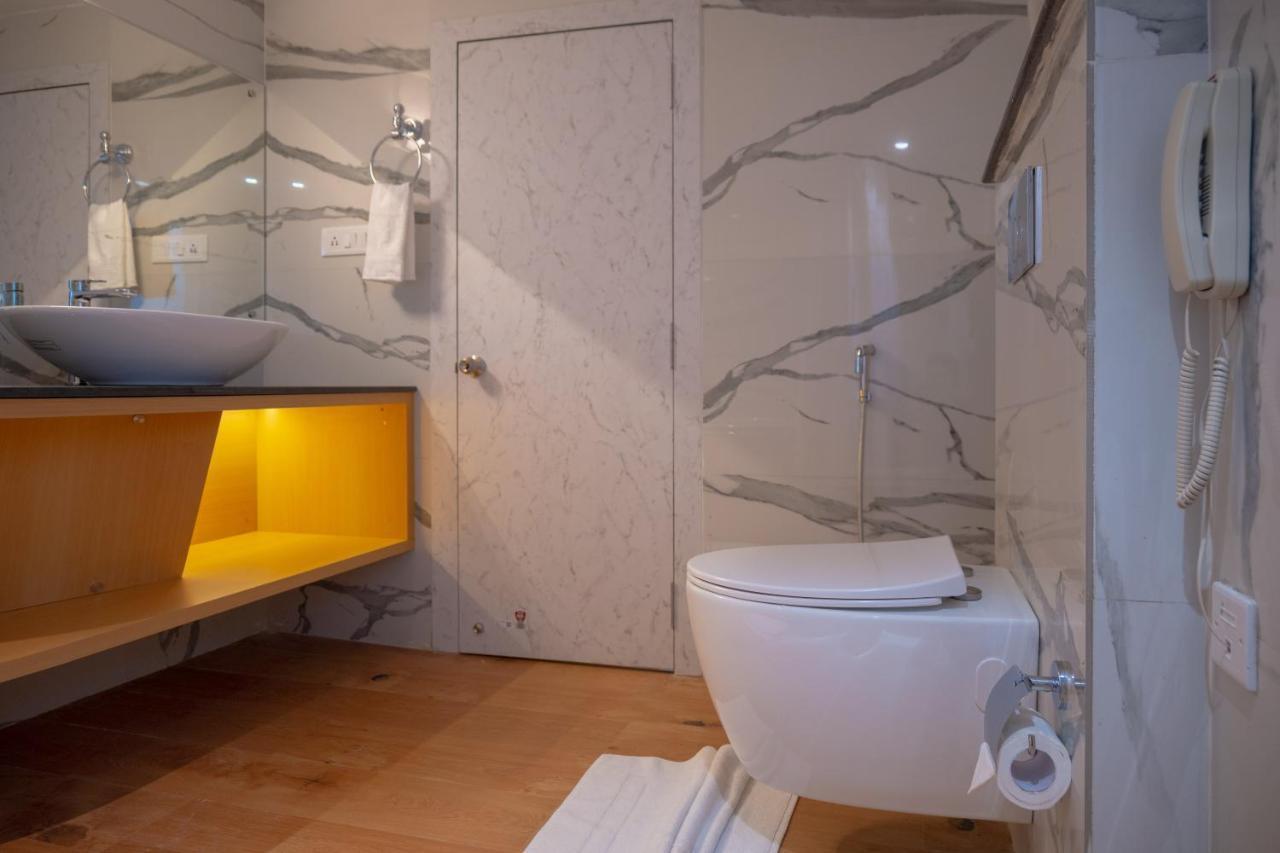 Clubway Grand A Boutique Hotel Jorhāt Buitenkant foto