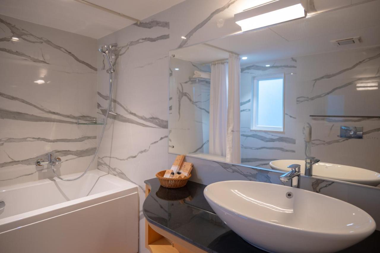 Clubway Grand A Boutique Hotel Jorhāt Buitenkant foto