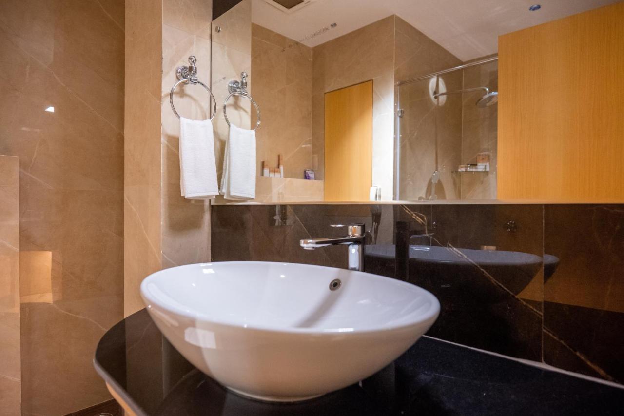 Clubway Grand A Boutique Hotel Jorhāt Buitenkant foto