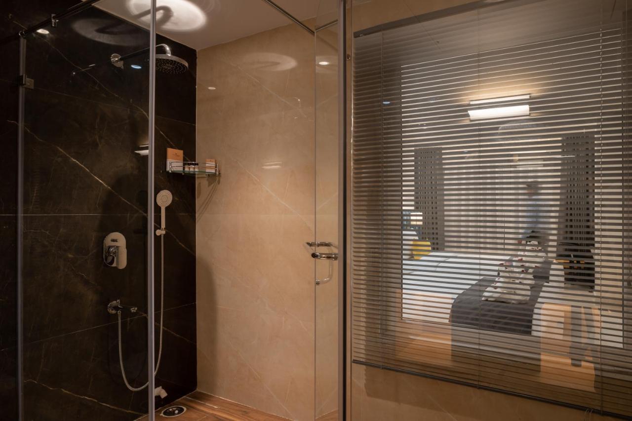 Clubway Grand A Boutique Hotel Jorhāt Buitenkant foto