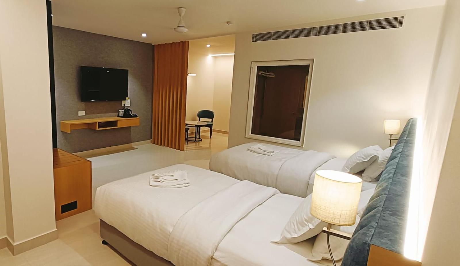 Clubway Grand A Boutique Hotel Jorhāt Buitenkant foto